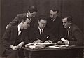 Grupo de los Jóvenes en la firma de su manifiesto fundacional. Foto Novella (1934)