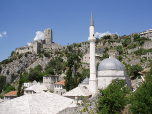 Archivo:Hajji Alija Mosque and Počitelj Fortress, Počitelj 2005