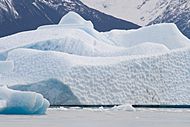 Archivo:Iceberg Argentino lake
