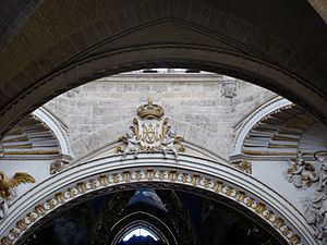 Archivo:Interior del crucero de la catedral de Valencia, España, Spain