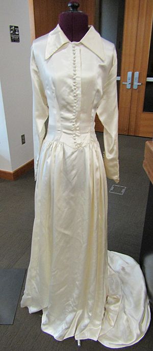 Archivo:Japanese parachute silk wedding dress (42821743692)