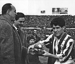 Archivo:Juventus FC - Omar Sívori - Ballon d'Or 1961