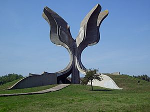 Archivo:KZ-Jasenovac-Denkmal-Seitenansicht