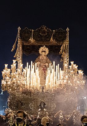 La Virgen de los Dolores en su trono