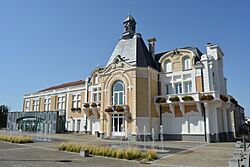 Mairie de Saint-Yorre depuis le nord-est du parvis 2023-08-24.JPG