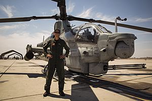 Archivo:Major Jasmin Moghbeli with an AH-1 Cobra helicopter in July 2017