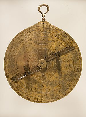 Archivo:Museo Arqueológico Nacional - 50762 - Astrolabio de Ibrahim ibn Said al-Sahli (reverso) 01