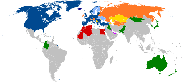 Mapa mundial con países en azul, cian, naranja, amarillo, púrpura y verde, basado en su afiliación a la OTAN.
