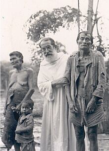 Padre José Álvarez Fernández with natives (cropped).jpg