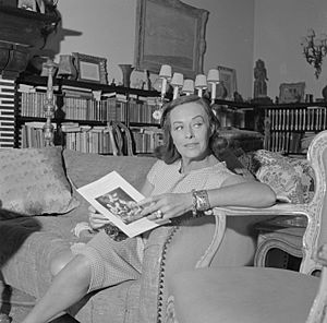 Archivo:Paulette Goddard in de woonkamer van de villa in Porto Ronco met een boekje, Bestanddeelnr 254-4749