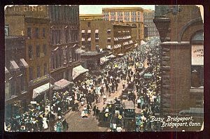 Archivo:PostcardBusyStreetBridgeportCT1910