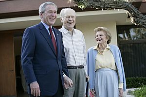 Archivo:President George W. Bush, Former President Gerald Ford, and Betty Ford