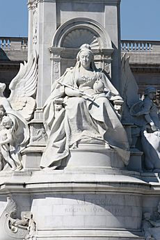Archivo:Queen Victoria statue, Victoria Memorial, London