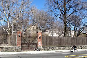 Archivo:Ryerson Avenue gate of Brooklyn Navy Yard 2008 jeh
