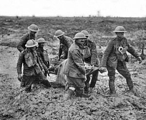 Archivo:Stretcher bearers Passchendaele August 1917