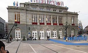 Archivo:Teatro - Oviedo - panoramio