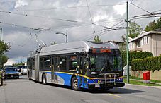 Archivo:Vancouver trolley bus - New Flyer E60LFR
