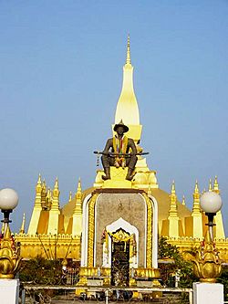 Archivo:Vientiane-pha that luang