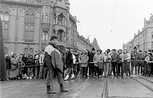 Archivo:1989 December 16. sugárút és a Tudor Vladimirescu út kereszteződése. Romániai forradalom. Fortepan 31894