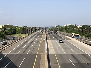 Archivo:2021-05-26 16 06 24 View north along Interstate 95 (New Jersey Turnpike Eastern Spur) from the overpass for the ramp to New Jersey State Route 495 (Lincoln Tunnel Approach) in Secaucus, Hudson County, New Jersey