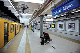 Anden estación Plaza de Mayo.jpg