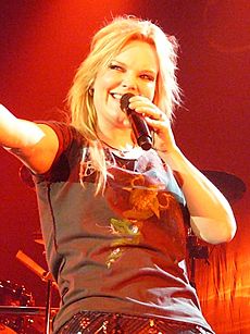Archivo:Anette Olzon with Nightwish live in Mantova, Italy, 2009