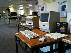 Archivo:Apple computer on display at The National Computer & Communications Museum