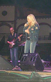 Archivo:Bonnie Tyler at Soria, Spain, July 2006