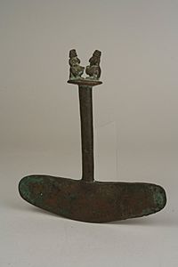 Archivo:Bronze Tumi with Figures MET 1979.206.415