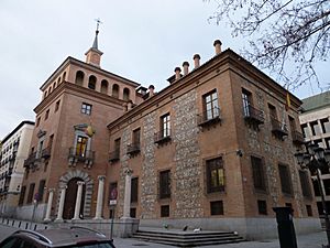 Archivo:Casa de las 7 Chimeneas (Madrid) 06