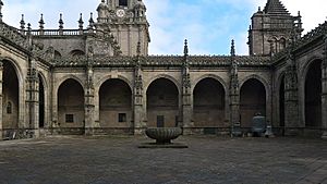Archivo:Catedral de Santiago el Mayor. Claustro