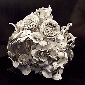 Archivo:Centro de flores (Porcelana Buen Retiro, MAN 1982-85-5) 01