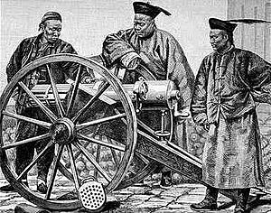 Archivo:Chinese officers with Montigny Mitrailleuse