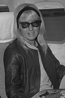 Cynthia Lennon, 1964.jpg
