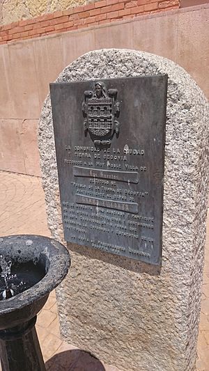 Archivo:Detalle de la placa de la fuente (17 de julio de 2016, Los Huertos)
