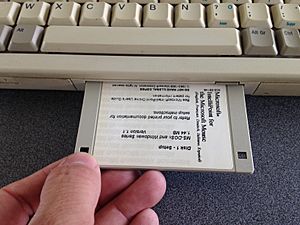 Archivo:Disquete y disquetera