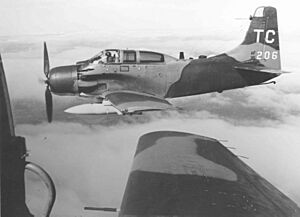 Archivo:Douglas A-1E Skyraider of the 1st SOS in flight over Vietnam, circa 1968