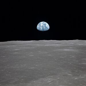 Archivo:Earth Rises Over Lunar Horizon (AS11-44-6553)