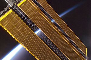 Archivo:Earth horizon and International Space Station solar panel array (Expedition 17 crew, August 2008)