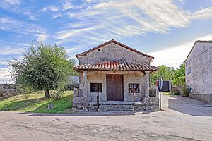 Archivo:Ermita en Colmenar de Montemayor