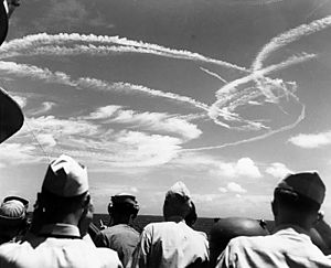 Archivo:Fighter plane contrails in the sky
