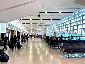 Archivo:GDL Airport Departure gates