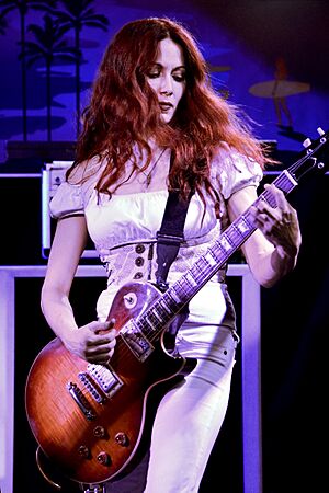 Archivo:Guitarist Gretchen Menn 2017