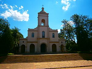 Archivo:Iglesia de Arroyos y Esteros, 2013