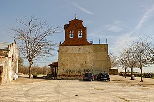 Archivo:Iglesia de Garcirrey y frontón