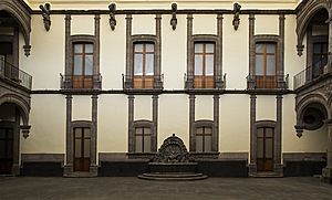 Archivo:Interior del Museo de la Ciudad de México vista hacia la fuente. Fotografía Viviana Martínez 2017