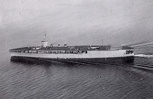 Archivo:Japanese aircraft carrier Hōshō Tokyo Bay