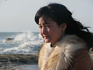 Archivo:Kazakh woman at the Caspian Sea