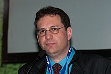 Kevin Mitnick ex hacker y ahora famoso consultor en redes en Campus Party México 2010.jpg