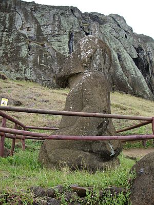Archivo:Kneeling Moai Side View